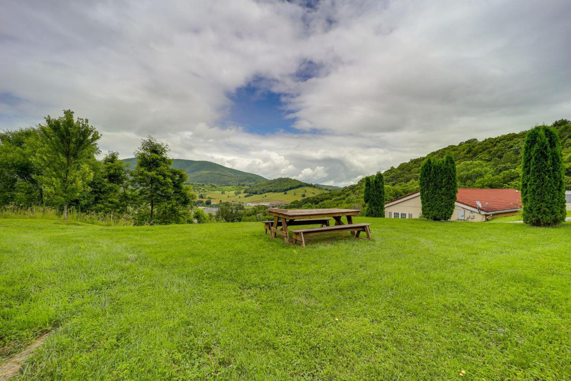 Classy Home With Hot Tub And Mt Jefferson Views! West Jefferson Luaran gambar