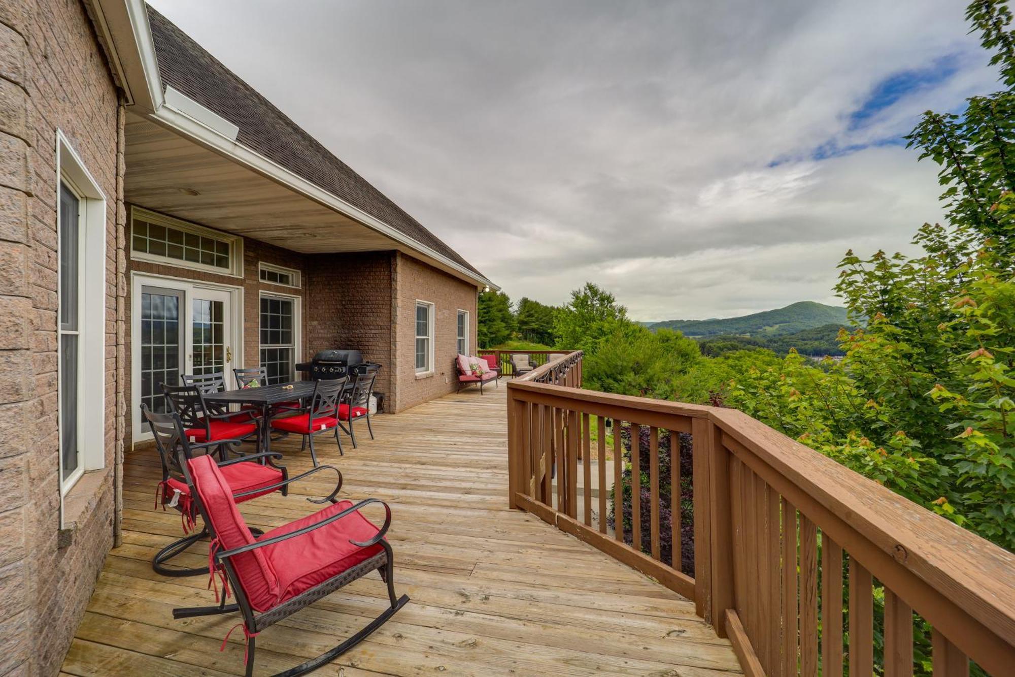 Classy Home With Hot Tub And Mt Jefferson Views! West Jefferson Luaran gambar