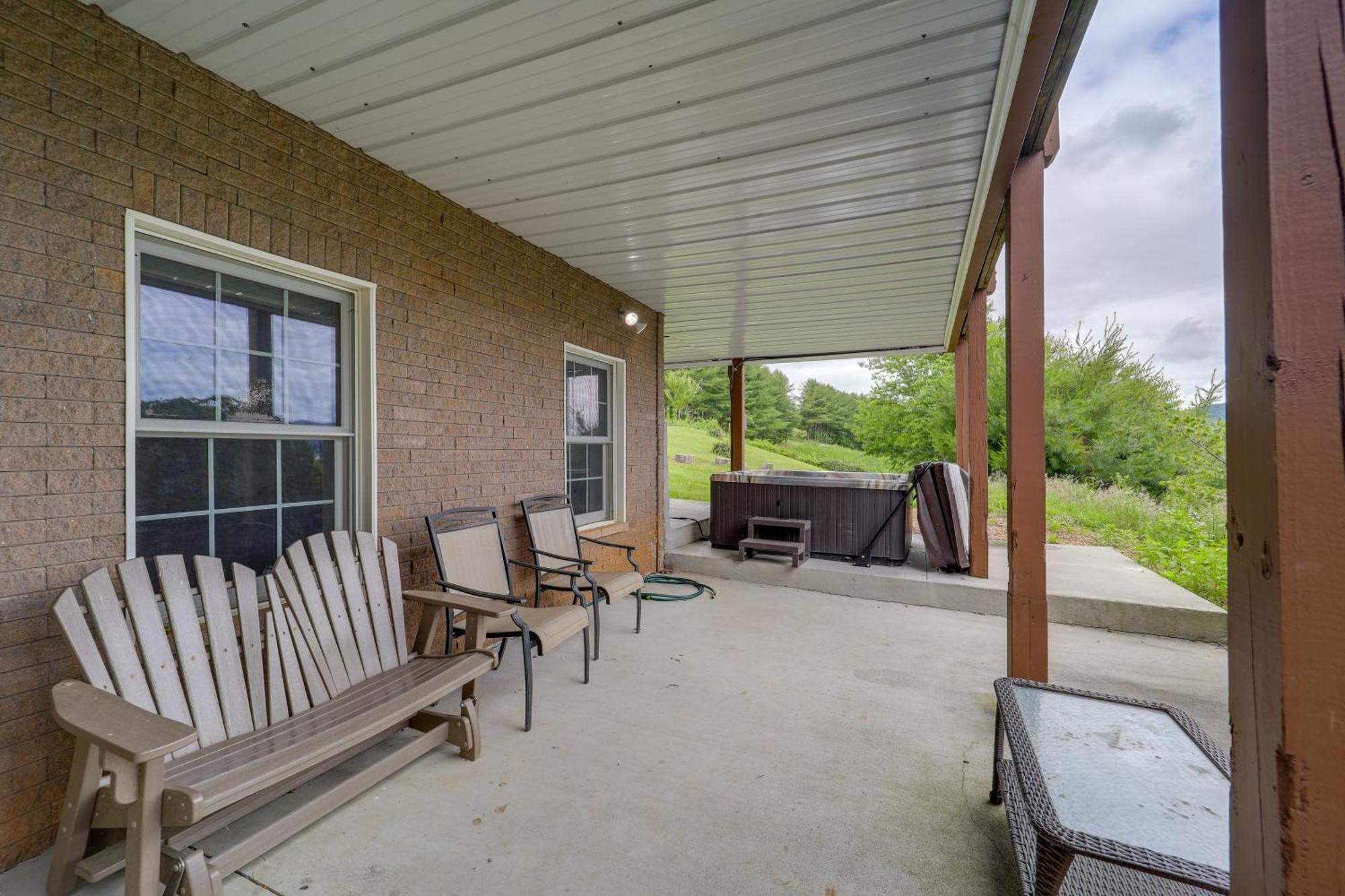 Classy Home With Hot Tub And Mt Jefferson Views! West Jefferson Luaran gambar