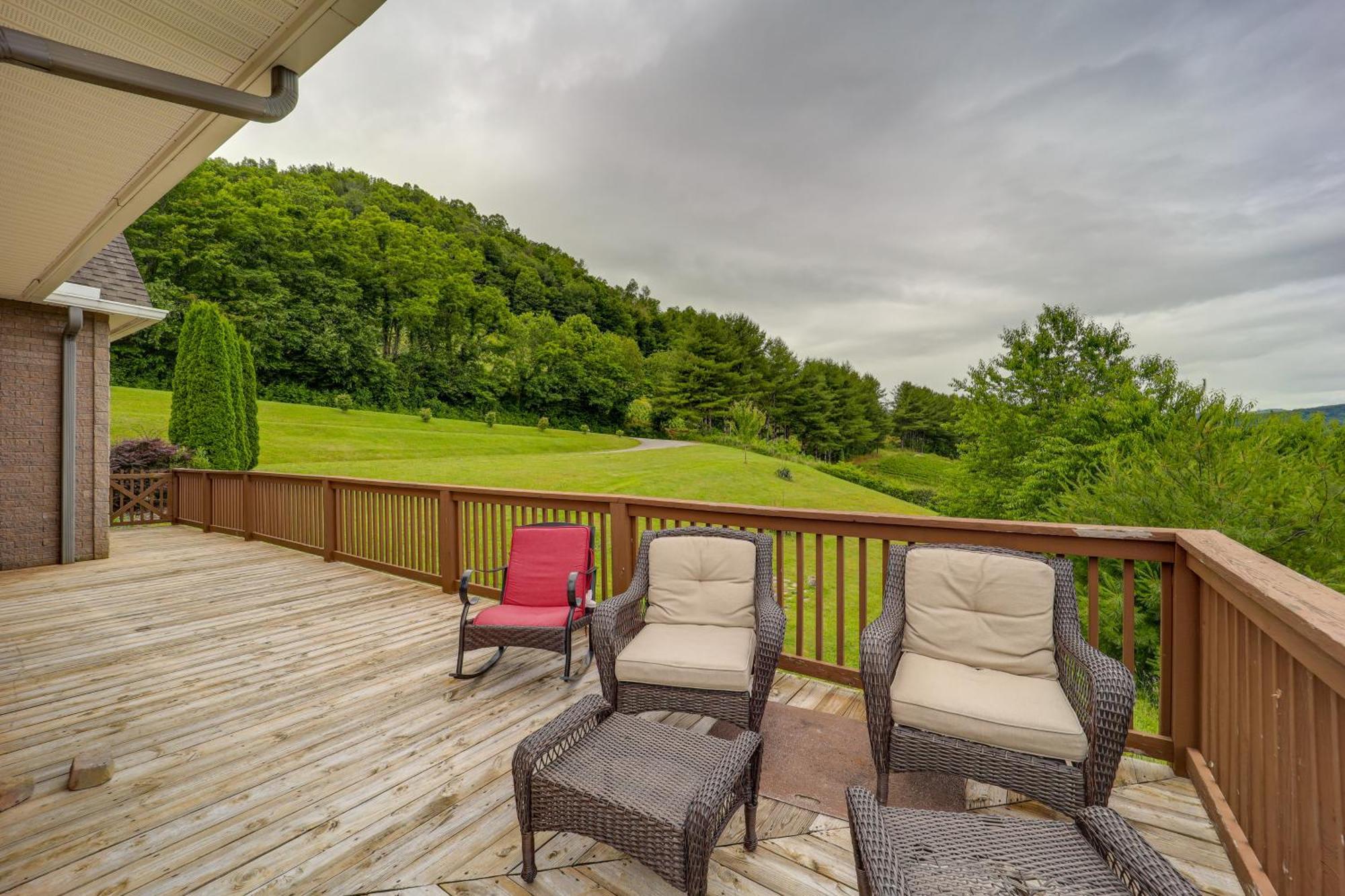 Classy Home With Hot Tub And Mt Jefferson Views! West Jefferson Luaran gambar